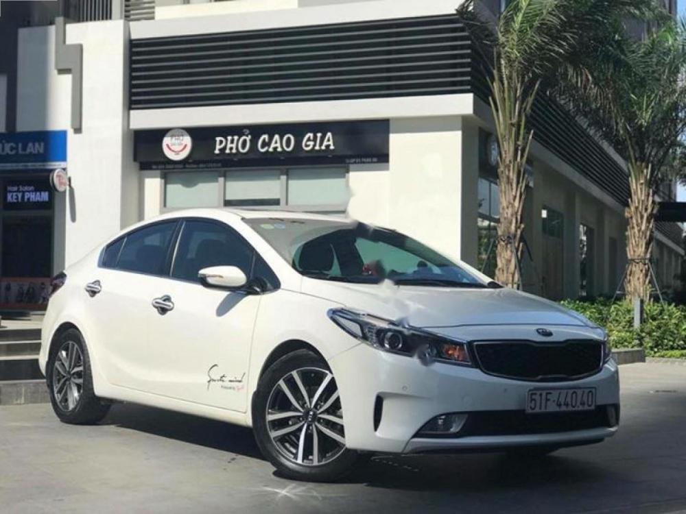 Kia Cerato 1.6 AT 2016 - Cần bán lại xe Kia Cerato 1.6 AT sản xuất 2016, màu trắng chính chủ, 595tr