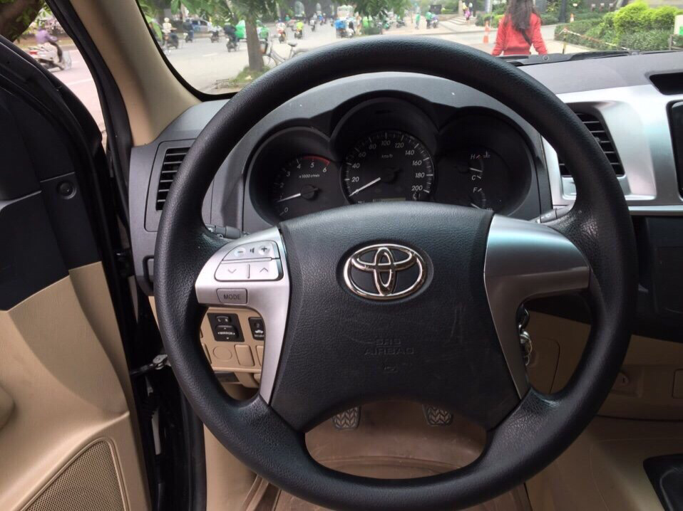 Toyota Hilux 2.5E  2013 - Cần bán xe Toyota Hilux 2.5E đời 2014, màu đen, 495 triệu, nhập khẩu nguyên chiếc