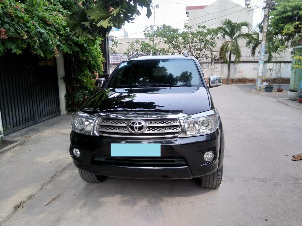 Toyota Fortuner V 2010 - Cần bán nhanh xe Fortuner 2010 tự động 4x4 xăng, màu đen còn rất đẹp