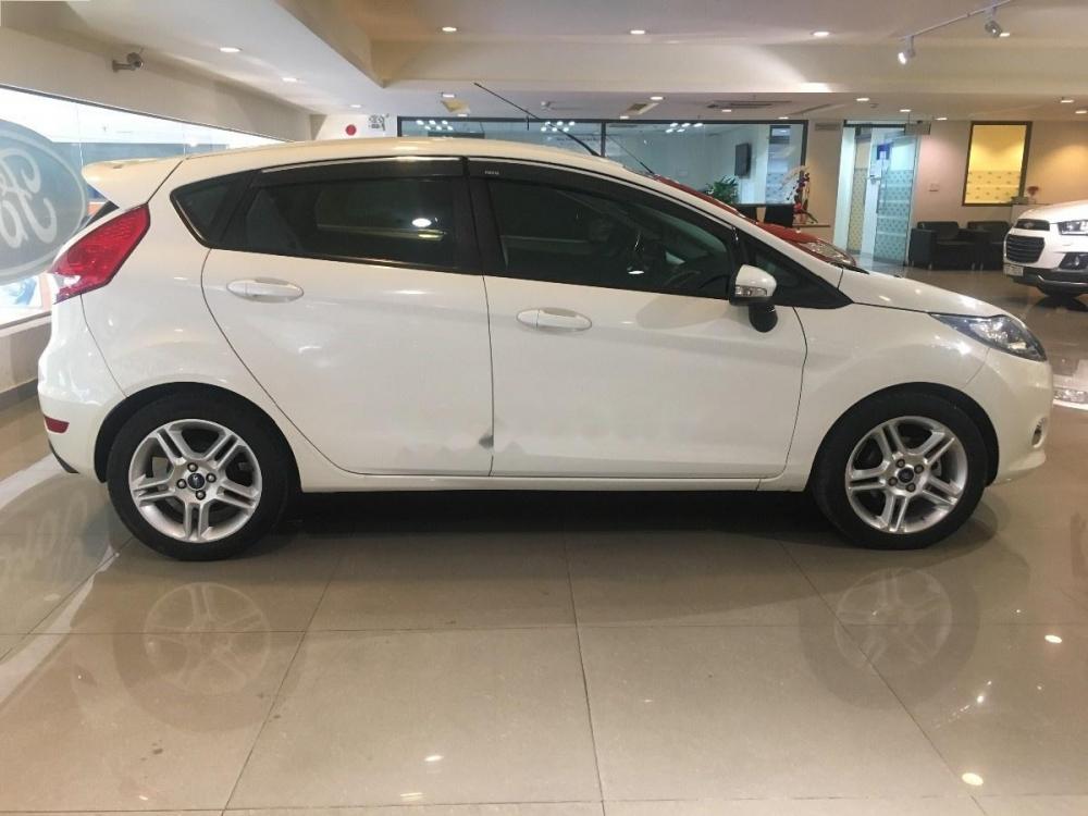 Ford Fiesta 2011 - Cần bán Ford Fiesta sản xuất năm 2011, màu trắng