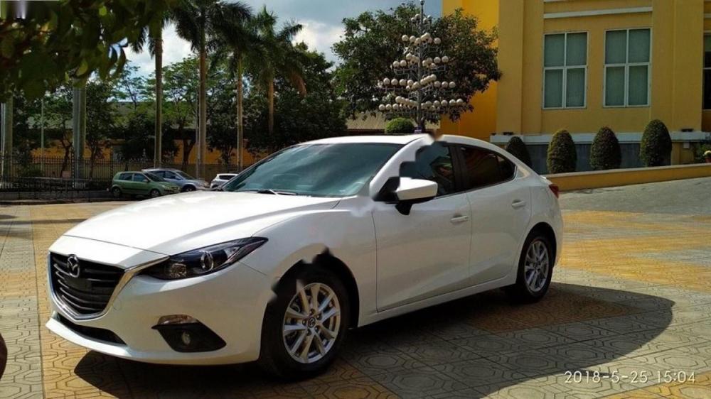 Mazda 3 1.5 AT 2017 - Cần bán gấp Mazda 3 1.5 AT sản xuất 2017, màu trắng, 650 triệu