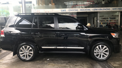 Toyota Land Cruiser  5.7 AT  2016 - Chính chủ bán Toyota Land Cruiser 5.7 AT đời 2016, màu đen