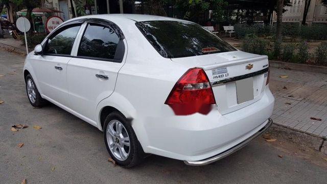 Chevrolet Aveo   LT  2017 - Cần bán gấp Chevrolet Aveo LT sản xuất 2017, màu trắng như mới, giá tốt