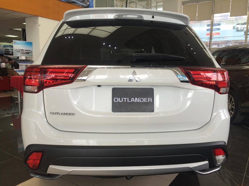 Mitsubishi Outlander 2018 - Bán ô tô Mitsubishi Outlander năm 2018, màu trắng