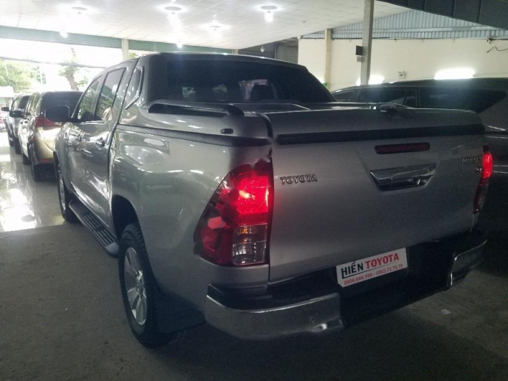 Toyota Hilux 3.0 2016 - Bán ô tô Toyota Hilux 3.0 đời 2016, màu bạc, nhập khẩu xe gia đình