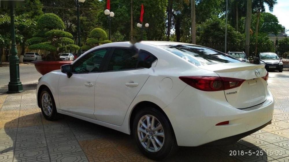 Mazda 3 1.5 AT 2017 - Cần bán gấp Mazda 3 1.5 AT sản xuất 2017, màu trắng, 650 triệu