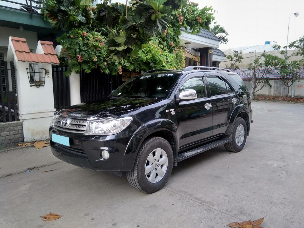 Toyota Fortuner V 2010 - Cần bán nhanh xe Fortuner 2010 tự động 4x4 xăng, màu đen còn rất đẹp