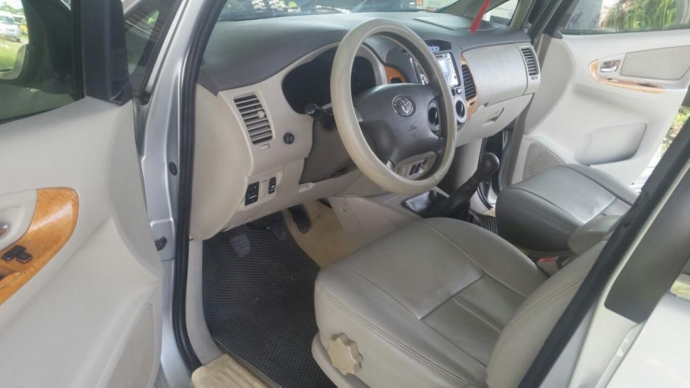 Toyota Innova  G 2010 - Cần bán Toyota Innova G sản xuất năm 2010, màu bạc, giá bán 426tr