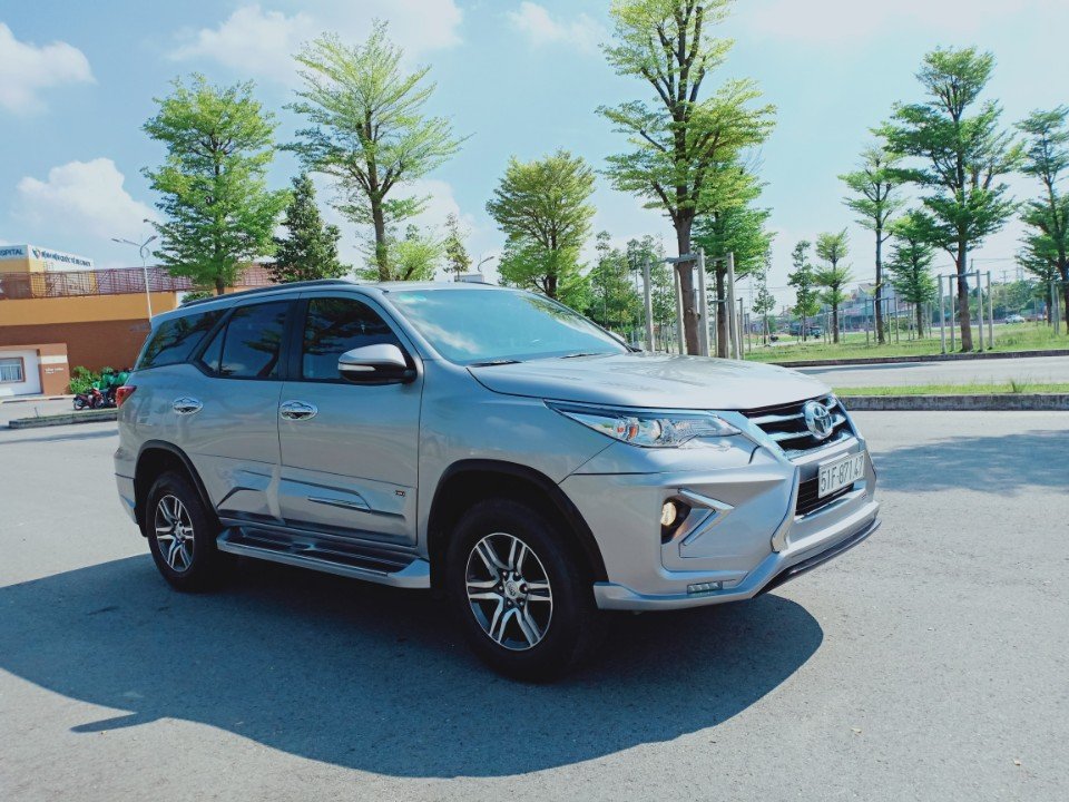 Toyota Fortuner 2017 - Bán Toyota Fortuner đời 2017, màu bạc nhập khẩu nguyên chiếc