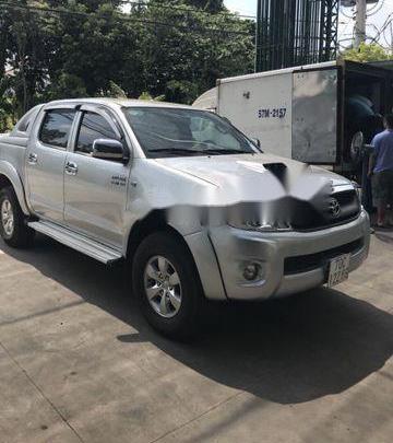 Toyota Hilux 2011 - Bán ô tô Toyota Hilux năm sản xuất 2011, màu bạc