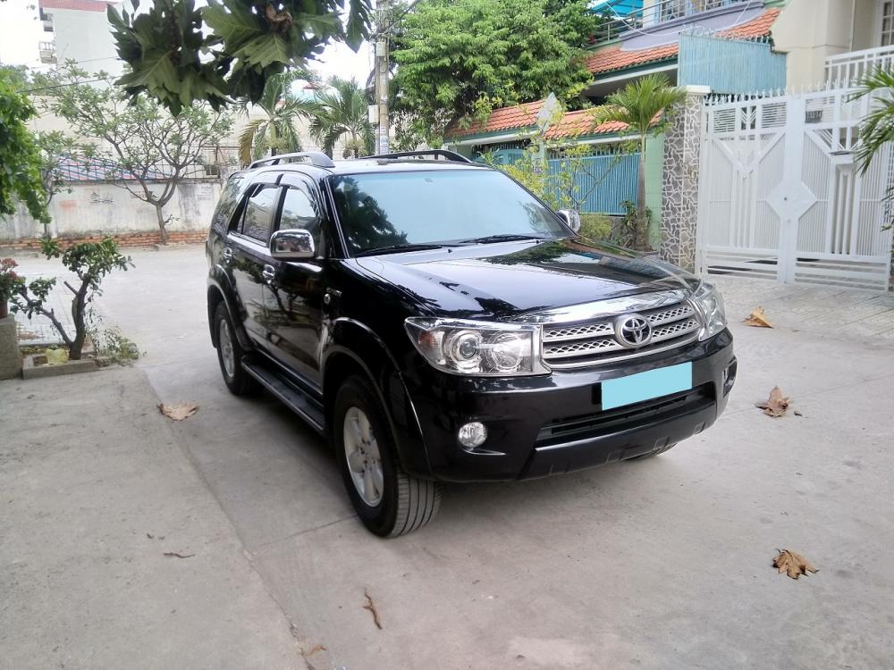 Toyota Fortuner V 2010 - Cần bán nhanh xe Fortuner 2010 tự động 4x4 xăng, màu đen còn rất đẹp