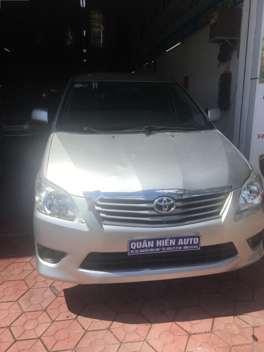 Toyota Innova 2.0E 2013 - Bán xe Toyota Innova 2.0E năm 2013, màu bạc