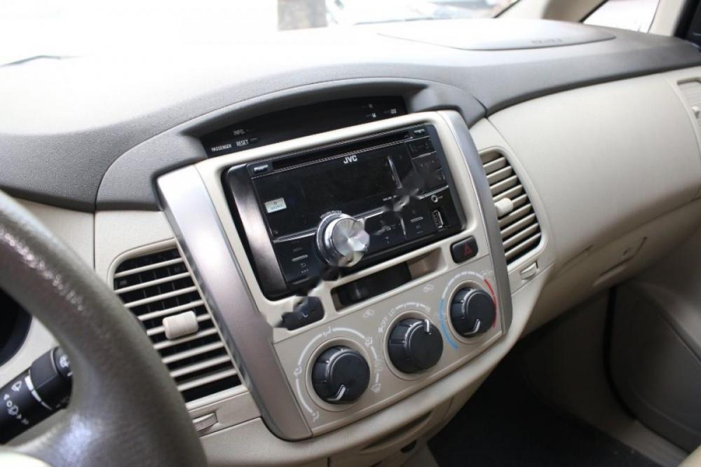 Toyota Innova 2.0E 2015 - Cần bán gấp Toyota Innova 2.0E năm 2015, màu bạc như mới giá cạnh tranh