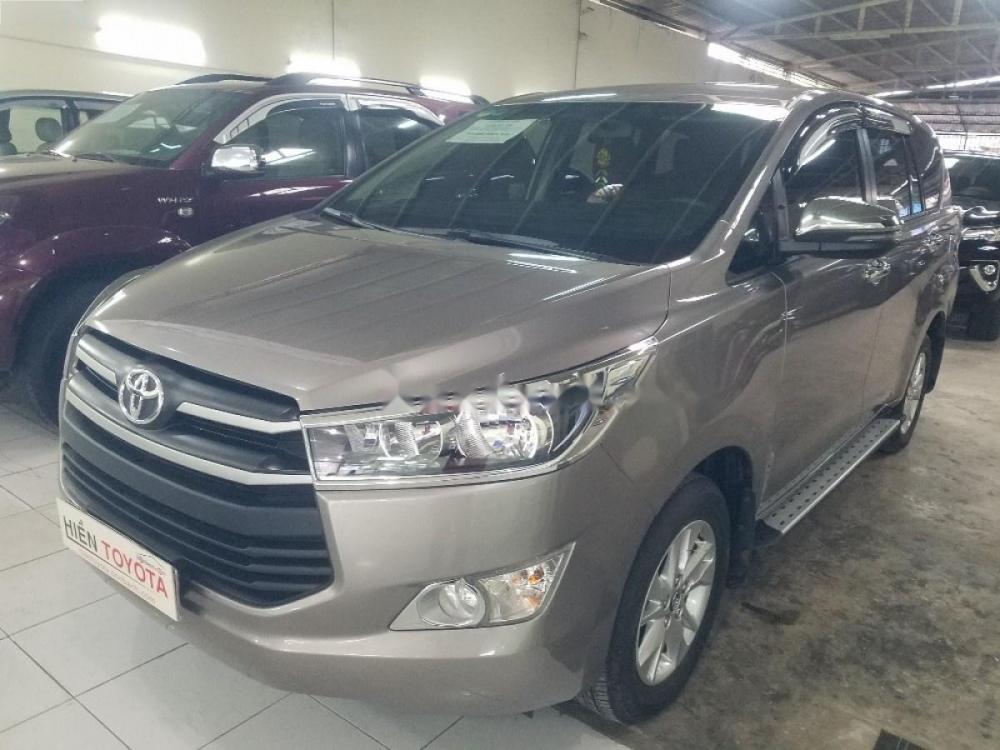 Toyota Innova 2.0E 2018 - Cần bán lại xe Toyota Innova 2.0E đời 2018, màu xám xe gia đình, giá 760tr