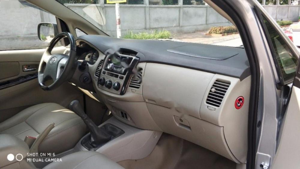 Toyota Innova 2.0 MT 2014 - Cần bán gấp Toyota Innova 2.0 MT năm sản xuất 2014, màu bạc, nhập khẩu nguyên chiếc chính chủ, 550tr