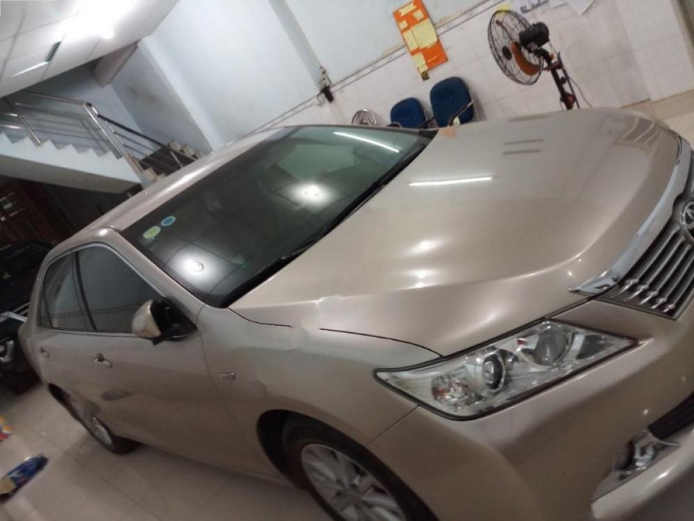 Toyota Camry 2.0E 2014 - Bán xe Toyota Camry 2.0E 2014, màu vàng số tự động, giá tốt