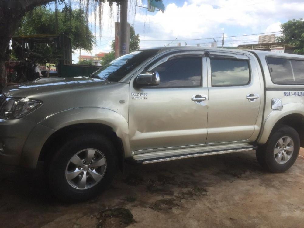 Toyota Hilux 2011 - Cần bán Toyota Hilux năm sản xuất 2011, màu bạc, nhập khẩu, 409tr