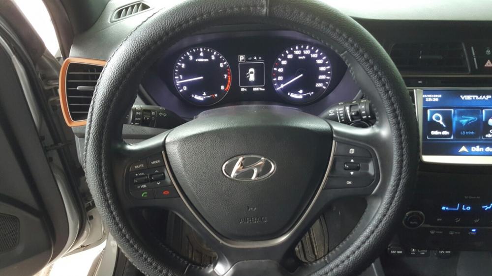 Hyundai i20 Active Active 1.4AT 2015 - Bán Hyundai I20 Active 1.4AT màu bạc, số tự động, nhập Ấn Độ 2015, biển Sài Gòn.