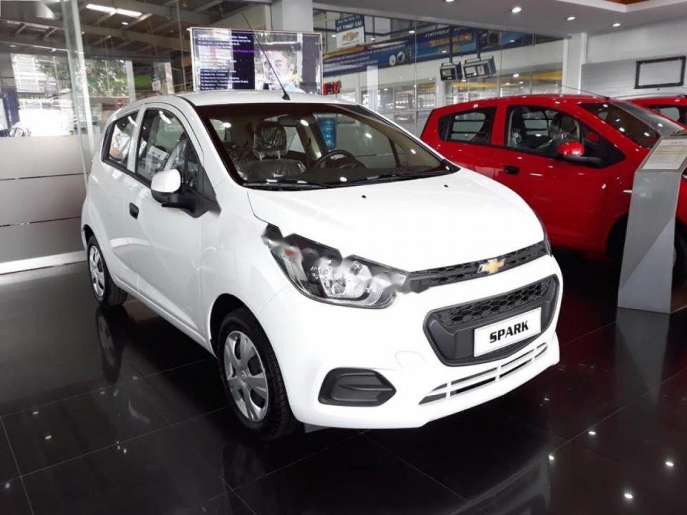 Chevrolet Spark LS 1.2 MT 2018 - Bán Chevrolet Spark LS 1.2 MT đời 2018, màu trắng