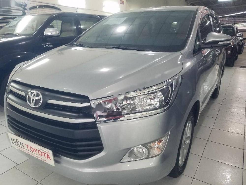 Toyota Innova 2.0E 2017 - Cần bán Toyota Innova 2.0E sản xuất năm 2017, màu bạc xe gia đình giá cạnh tranh