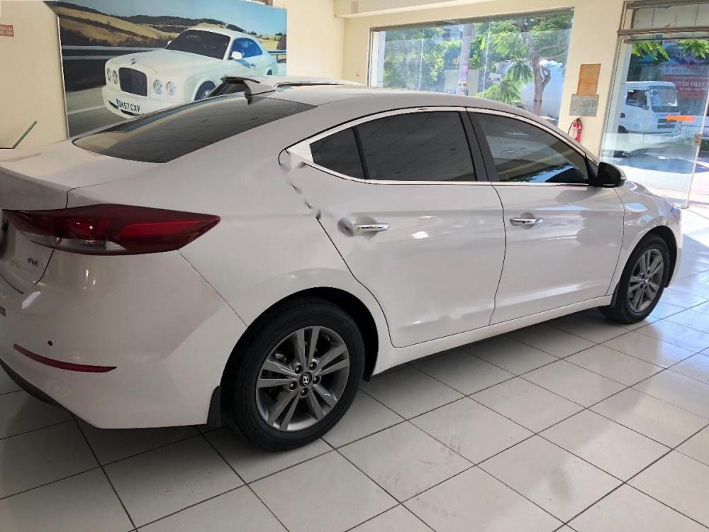 Hyundai Elantra 1.6 AT 2017 - Bán Hyundai Elantra 1.6 AT năm sản xuất 2017, màu trắng  