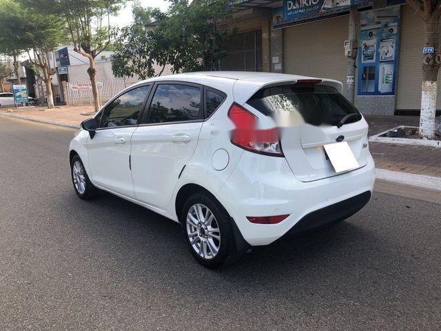 Ford Fiesta 2014 - Bán xe Ford Fiesta đời 2014, màu trắng số tự động