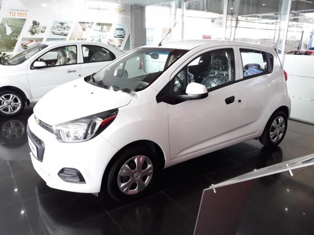 Chevrolet Spark LS 1.2 MT 2018 - Bán Chevrolet Spark LS 1.2 MT đời 2018, màu trắng