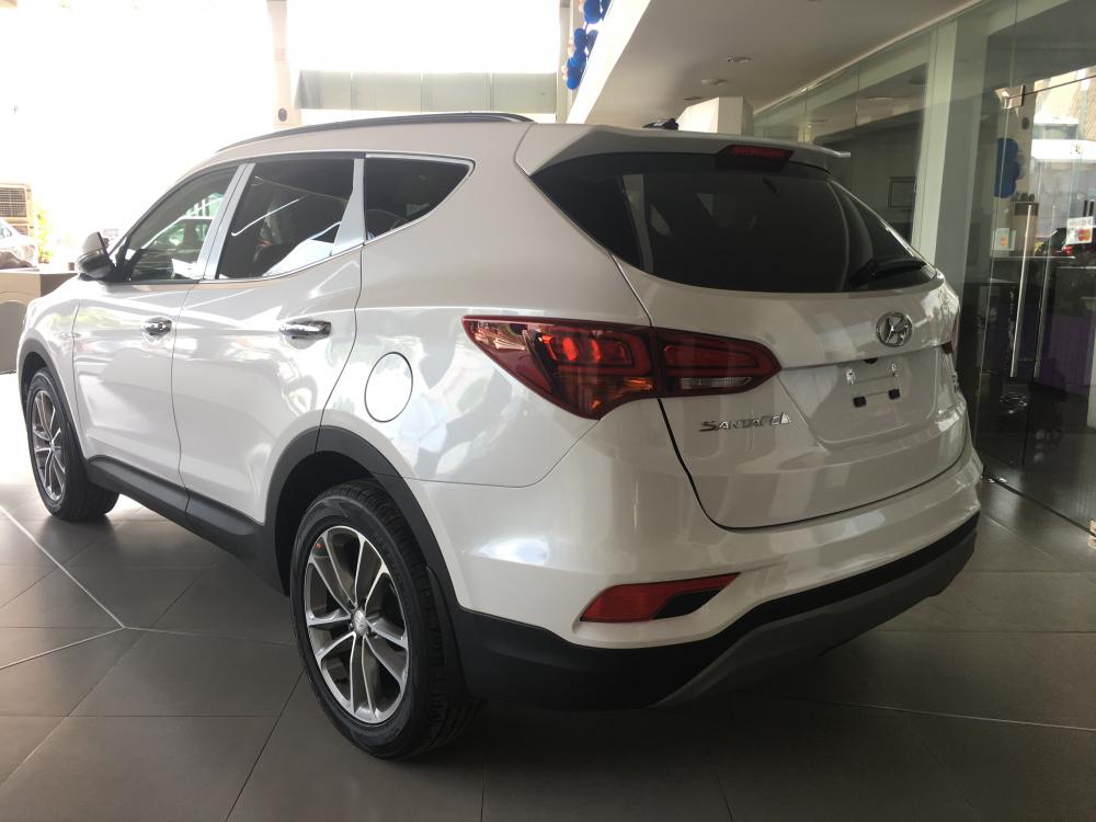 Hyundai Santa Fe 2.2L 4WD 2018 - Bán Hyundai Santa Fe 2.2L 4WD full dầu 2018, màu trắng giao ngay