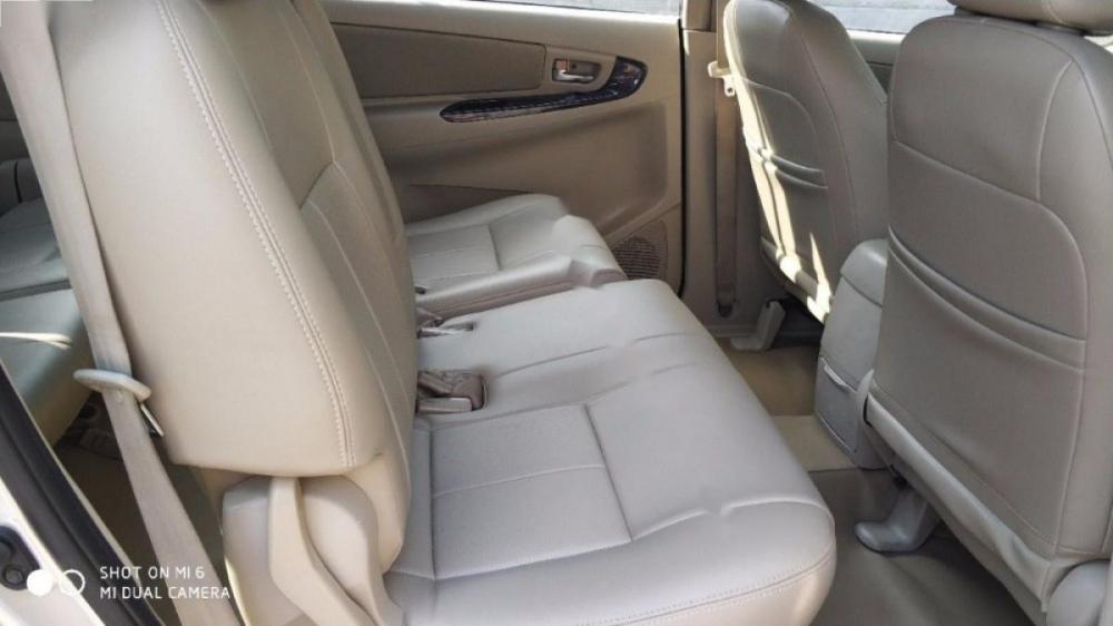 Toyota Innova 2.0 MT 2014 - Cần bán gấp Toyota Innova 2.0 MT năm sản xuất 2014, màu bạc, nhập khẩu nguyên chiếc chính chủ, 550tr