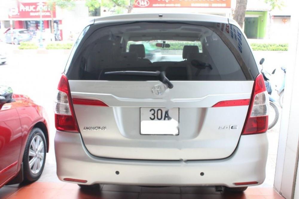 Toyota Innova 2.0E 2015 - Cần bán gấp Toyota Innova 2.0E năm 2015, màu bạc như mới giá cạnh tranh