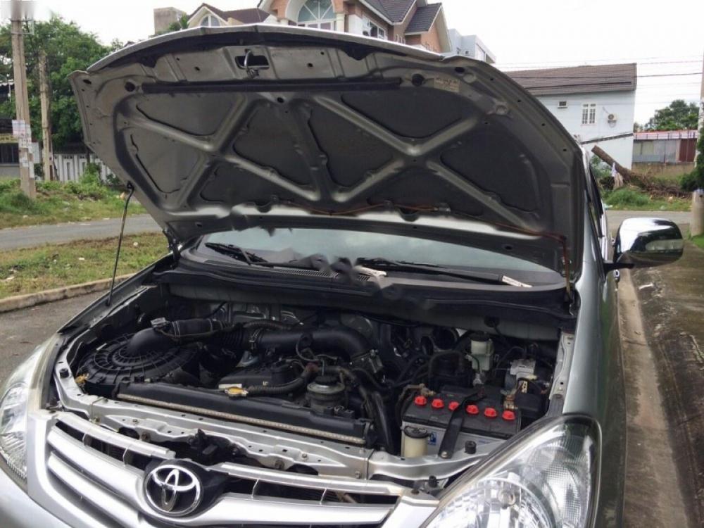 Toyota Innova 2.0G 2010 - Bán Toyota Innova 2.0G sản xuất 2010, màu bạc xe gia đình