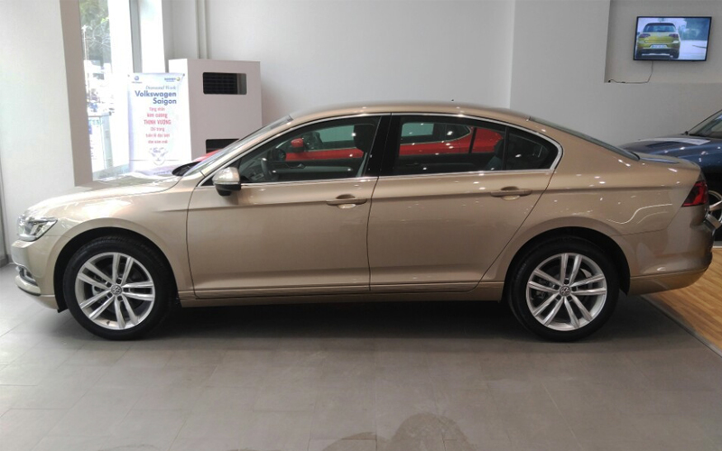 Volkswagen Passat GP 2018 - Bán Volkswagen Passat GP mới giá cạnh tranh, trả trước chỉ 300tr - 090.364.3659