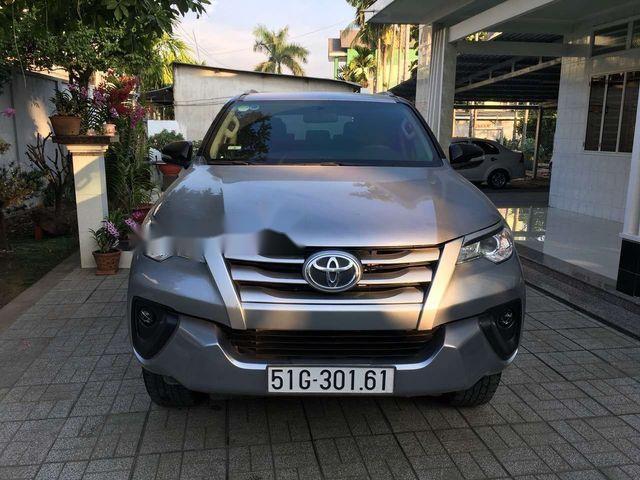 Toyota Fortuner 2017 - Cần bán xe Toyota Fortuner đời 2017, màu bạc số sàn