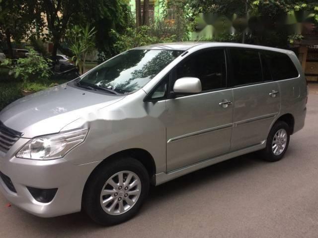 Toyota Innova 2.0E  2013 - Cần bán lại xe Toyota Innova 2.0E đời 2013, màu bạc 
