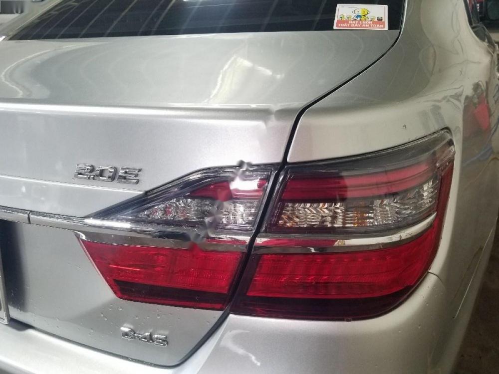 Toyota Camry 2.0E 2016 - Bán Toyota Camry 2.0E đời 2016, màu bạc xe gia đình