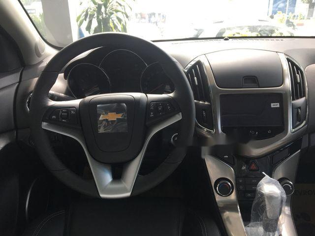 Chevrolet Cruze 1.8L AT LTZ 2018 - Cần bán Chevrolet Cruze LTZ năm 2018, màu bạc