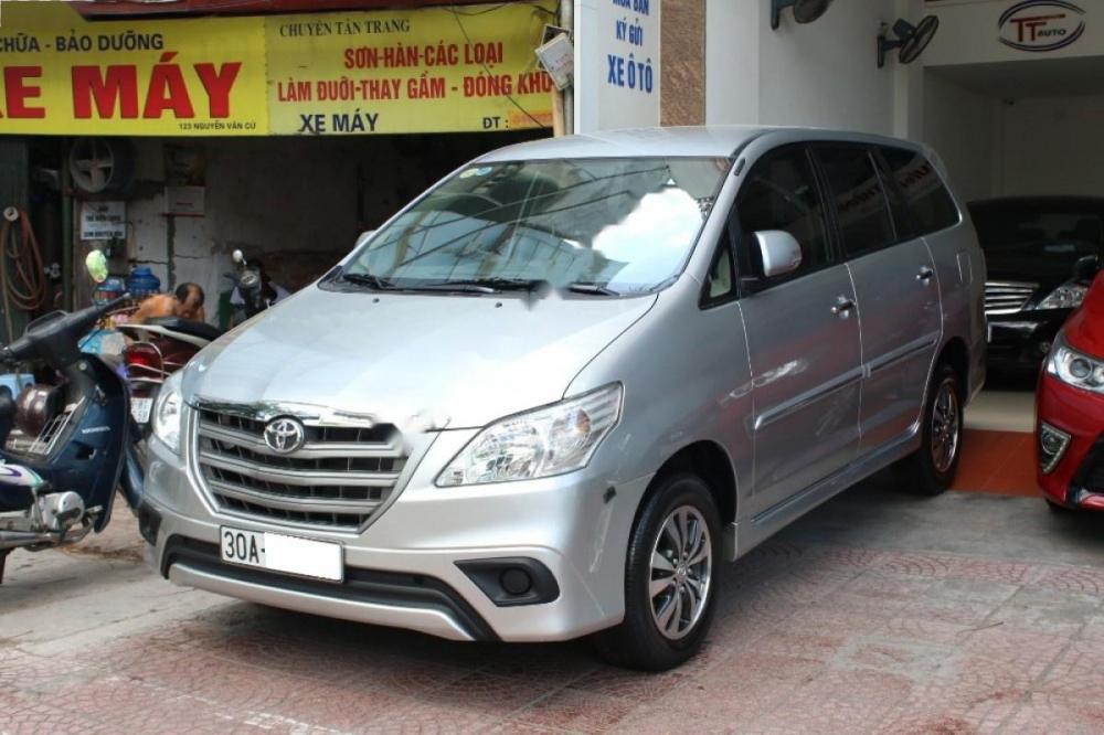 Toyota Innova 2.0E 2015 - Cần bán gấp Toyota Innova 2.0E năm 2015, màu bạc như mới giá cạnh tranh