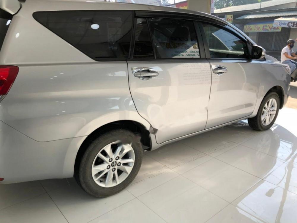 Toyota Innova 2.0E 2017 - Bán Toyota Innova 2.0E sản xuất năm 2017, màu bạc số sàn