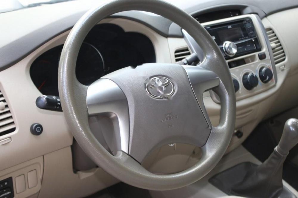 Toyota Innova 2.0E 2015 - Cần bán gấp Toyota Innova 2.0E năm 2015, màu bạc như mới giá cạnh tranh