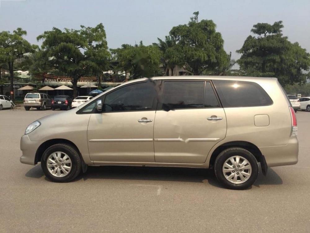 Toyota Innova 2.0 G 2012 - Bán xe Toyota Innova 2.0 G sản xuất 2012, màu vàng