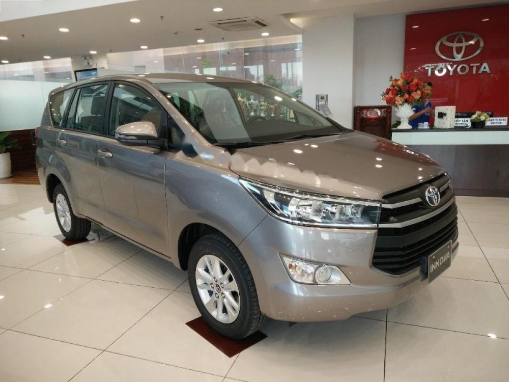 Toyota Innova 2.0E 2018 - Cần bán xe Toyota Innova 2.0E sản xuất 2018 giá cạnh tranh