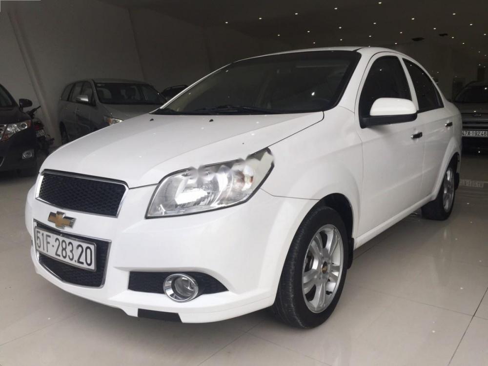 Chevrolet Aveo 2015 - Cần bán gấp Chevrolet Aveo sản xuất năm 2015, màu bạc số sàn