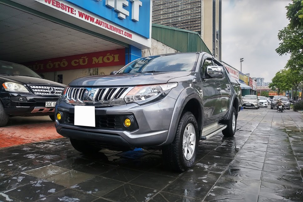 Mitsubishi Triton AT 2016 - Cần bán gấp Mitsubishi Triton AT đời 2016, màu xám, xe nhập, số tự động