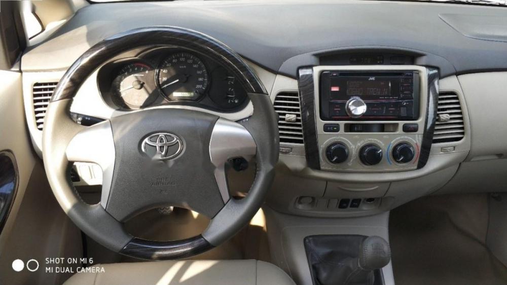 Toyota Innova 2.0 MT 2014 - Cần bán gấp Toyota Innova 2.0 MT năm sản xuất 2014, màu bạc, nhập khẩu nguyên chiếc chính chủ, 550tr