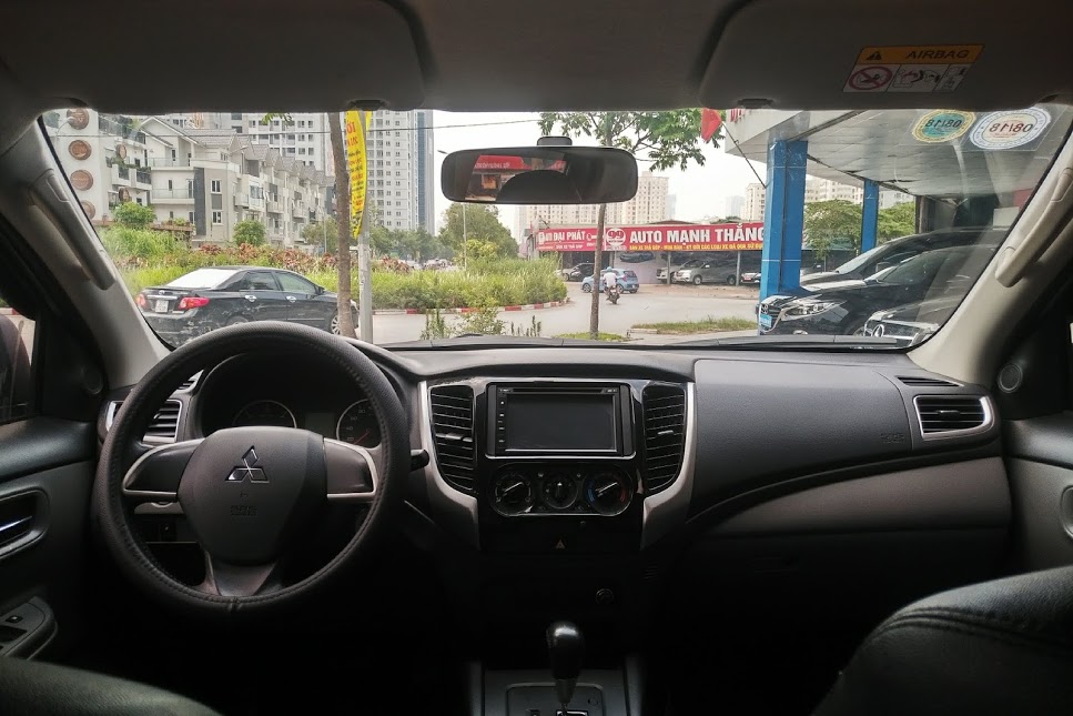 Mitsubishi Triton AT 2016 - Cần bán gấp Mitsubishi Triton AT đời 2016, màu xám, xe nhập, số tự động