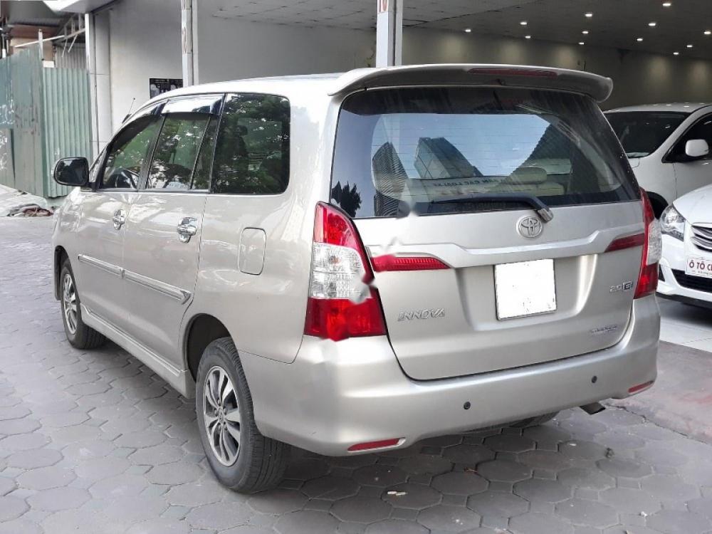 Toyota Innova 2.0 E 2015 - Cần bán Toyota Innova 2.0 E đời 2015, màu vàng chính chủ, giá 615tr