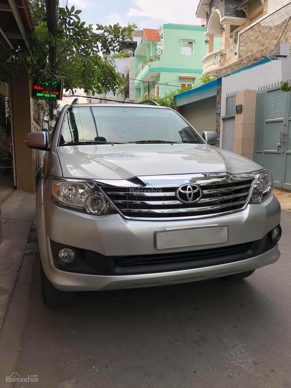 Toyota Fortuner 2013 - Bán ô tô Toyota Fortuner sản xuất năm 2013, màu bạc