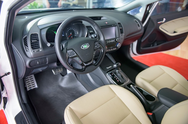 Kia Cerato AT 1.6 2018 - Bán Kia Cerato AT 1.6 2018, màu trắng, giá chỉ 589 triệu