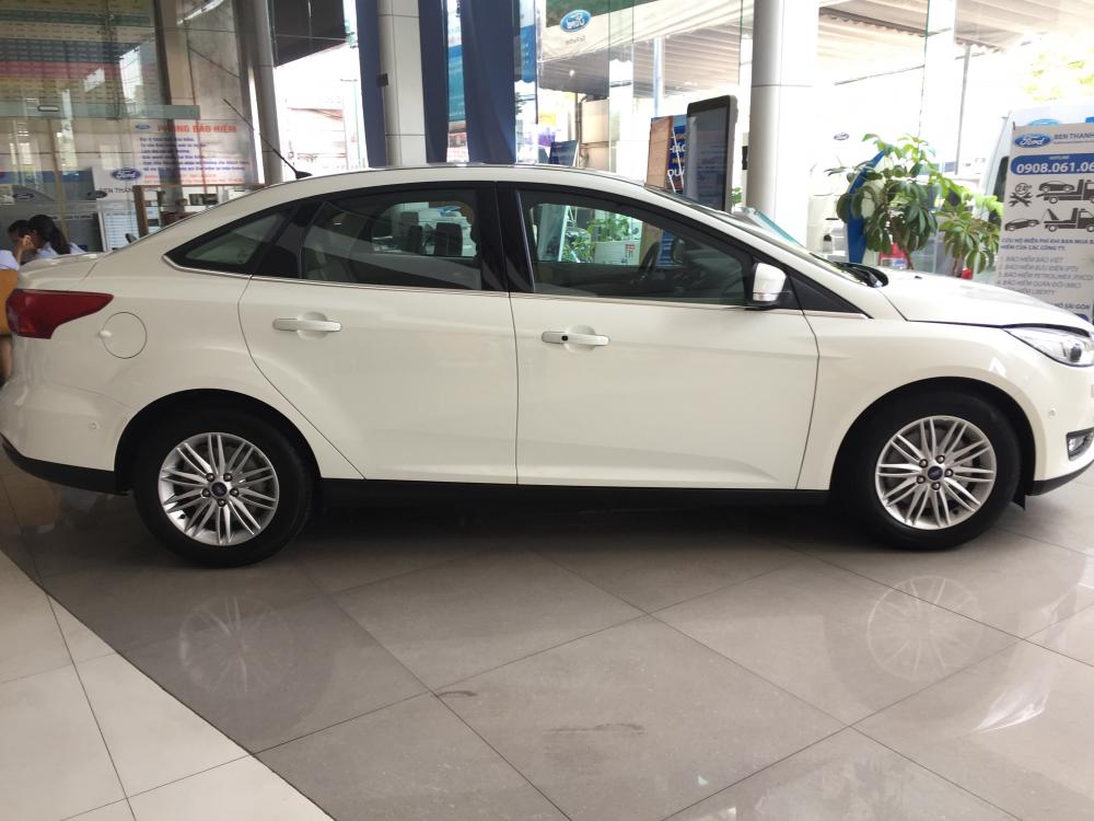 Ford Focus 2018 - Bán xe Ford Focus titanium số tự động, màu trắng, giá tốt nhất, giao xe ngay