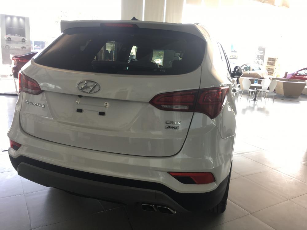 Hyundai Santa Fe 2.2L 4WD 2018 - Bán Hyundai Santa Fe 2.2L 4WD full dầu 2018, màu trắng giao ngay